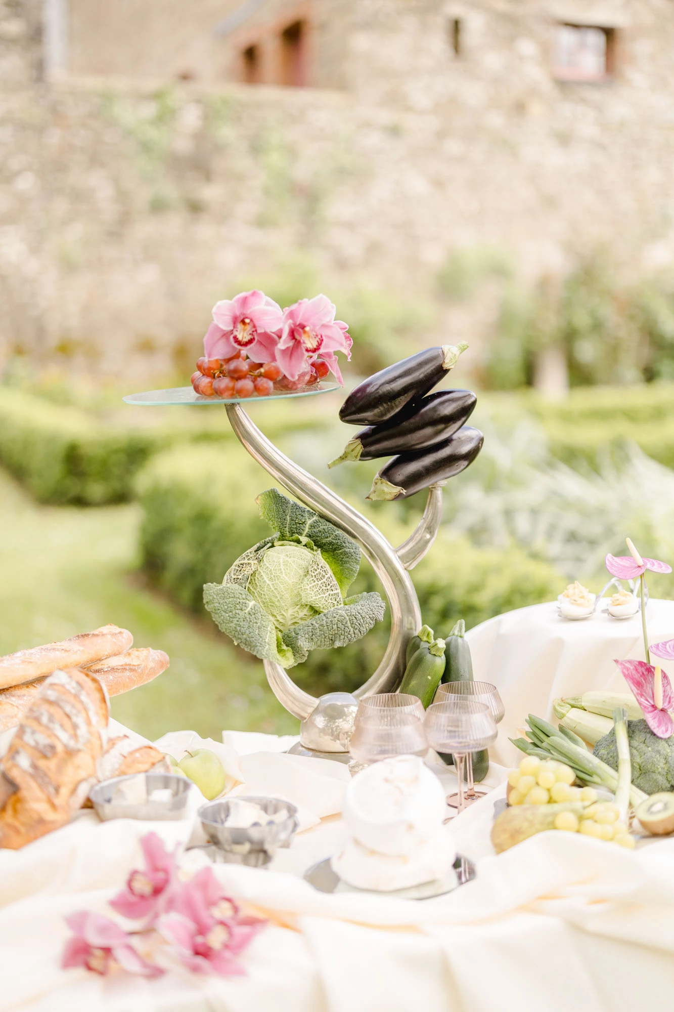 vaisselle verres à pied composition florale nourriture gâteau